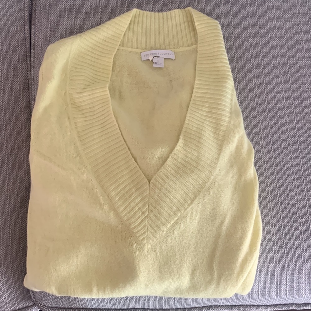 Clearance BUNDLE OF 4 two turtlenecks and two sweaters
SIZE XS
GREAT CONDITION - Picture 11 of 12